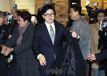 [포토] '김영삼 영화' 시사회 향하는 한동훈 