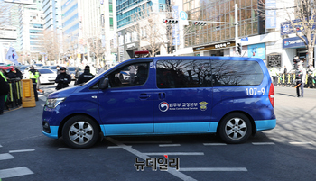 [포토] 법원 도착하는 김건희 여사 탑승 호송차량