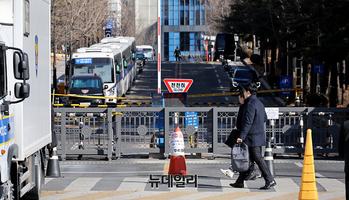 [포토] 김건희 여사 1심 선고공판 앞두고 폐쇄된 법원 출입구