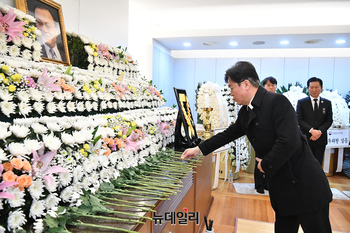 [포토] 조문하는 김영훈 고용노동부 장관