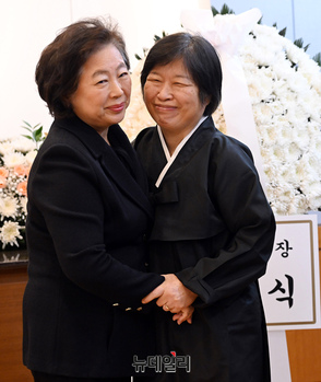 [포토] 김정옥 여사 위로하는 현정은 회장