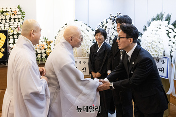 [포토] 이해찬 전 총리 조문하는 조계종 총무원장 진우 스님