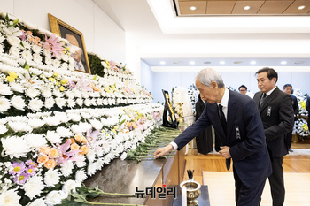 [포토] 故 이해찬 총리 빈소 찾은 윤여준 전 환경부 장관