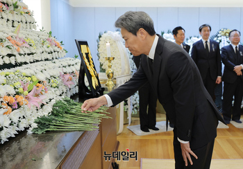 [포토] 빈소 조문하는 임종석 전 비서실장