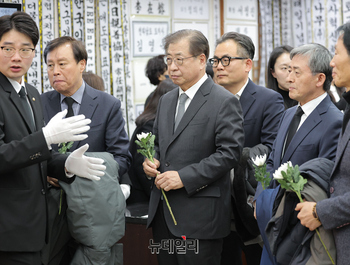 [포토] 조문하는 서훈 전 국정원장-도종환 전 장관