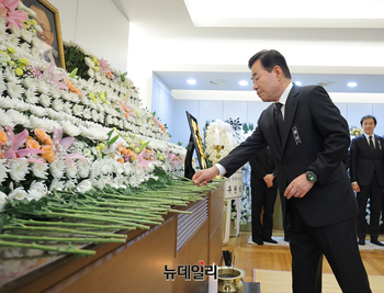 [포토] 조문하는 김진표 전 국회의장