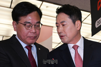 [포토] 대화 나누는 장동혁 대표-송언석 원내대표