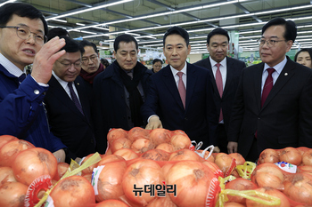 [포토] 농산물 살펴보는 장동혁 대표