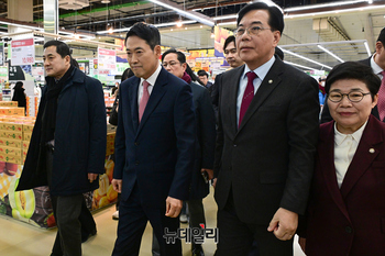 [포토] 당무 복귀한 장동혁 대표, 지도부와 대형마트 현장 방문