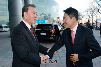 [포토] 장동혁 대표 맞는 홍문표 aT 사장