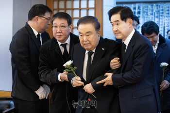 [포토] 조문하는 문희상 전 국회의장 