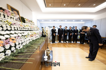 [포토] 빈소 찾은 김윤덕 국토교통부 장관
