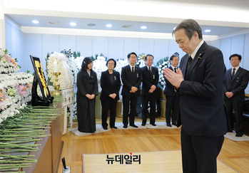 [포토] 조문하는 주한일본대사