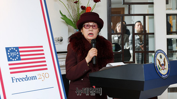 [포토] 작품 설명하는 제정자 작가 