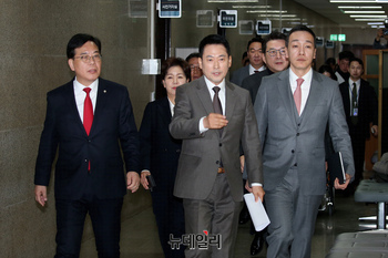 [포토] 최고위 참석하는 국민의힘 지도부