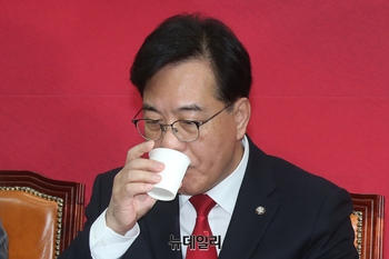[포토] 물 마시는 송언석 국민의힘 원내대표