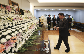[포토] 조문하는 윤호중 행정안전부 장관