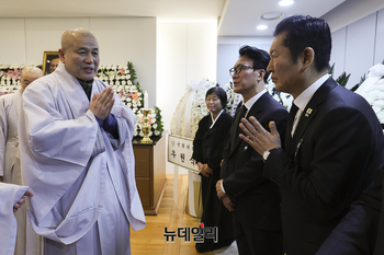 [포토] 조문하는 천태종 용구스님