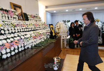 [포토] 헌화하는 주병기 공정거래위원장