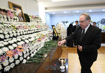 [포토] 조문하는 '제프 로빈슨' 주한호주대사