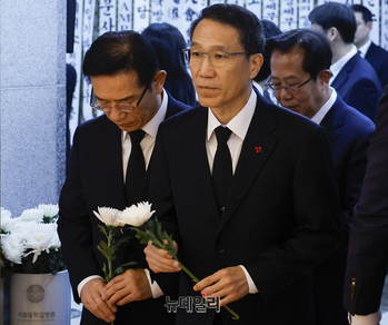 [포토] 조문하는 유재성 경찰청장 직무대행