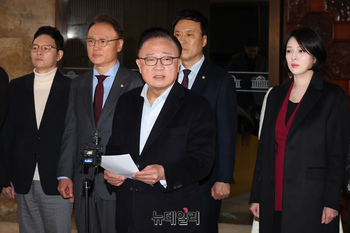 [포토] 한동훈 전 대표 제명 관련 입장 밝히는 친한계 의원들