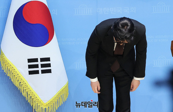 [포토] 소통관 떠나는 한동훈 전 국민의힘 대표