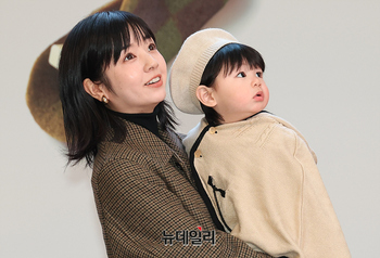 [포토] 엄마 품에 안겨 등장한 심하루 