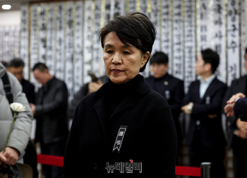 [포토] 故 이해찬 빈소 찾은 강금실 전 법무부 장관 