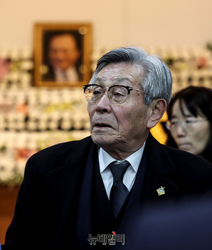 [포토] 故 이해찬 조문하는 유인태 전 국회 사무총장 