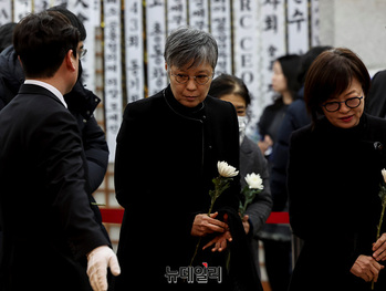 [포토] 故 이해찬 빈소 조문하는 이은미 