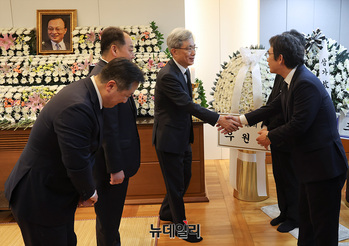 [포토] 인사 나누는 김상환 헌법재판소장 