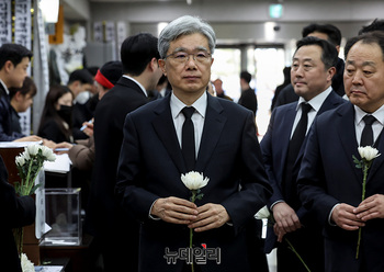 [포토] 이해찬 전 총리 조문하는 김상환 헌재소장 