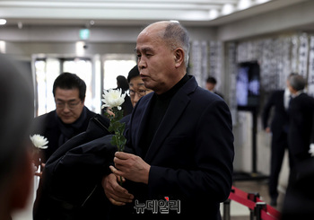 [포토] 故 이해찬 조문하는 이용우 전 더불어민주당 의원 