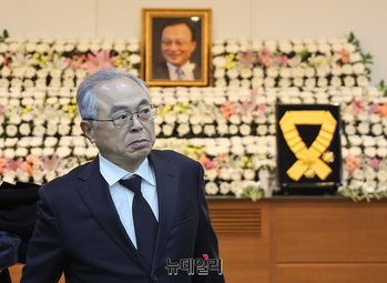 [포토] 빈소 조문하는 오거돈 전 부산시장 