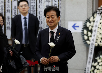 [포토] 이해찬 전 총리 빈소 조문하는 정동영 장관 