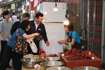 대구 남구청, 설 명절 맞아 전통시장 장보기 행사 진행