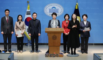 [포토] 기자회견하는 野 여객기참사 국조특위 위원들