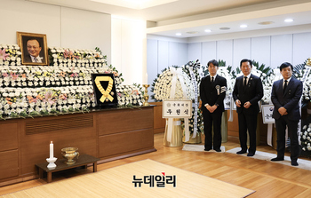 [포토] 조문객 맞이하는 정청래 대표-이성윤 의원