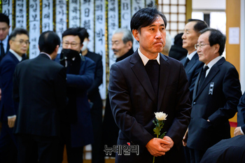 [포토] 조문하는 하태경 보험연수원장