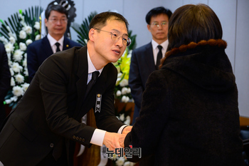 [포토] 조문객 맞는 김상욱 민주당 의원