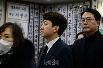 [포토] 조문하는 이준석-천하람