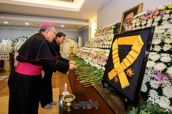 [포토] 조문하는 구요비 주교