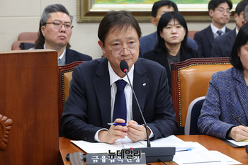 李 정부 공직자들 美 주식으로 배불리는 동안 … 서학개미에 환율 책임 돌린 이창용의 바보 놀음