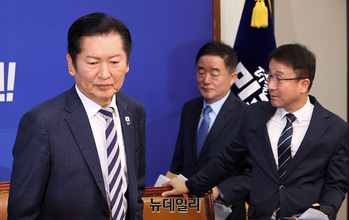 [포토] 최고위 참석하는 정청래 민주당 대표 