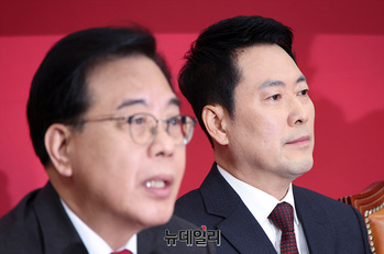 [포토] 생각에 잠긴 장동혁 대표 