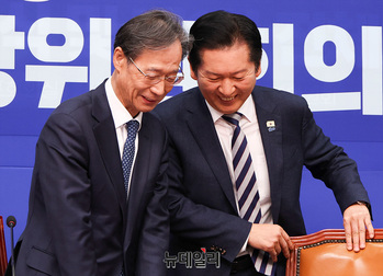 [포토] 중앙위 참석하는 유동수·정청래 