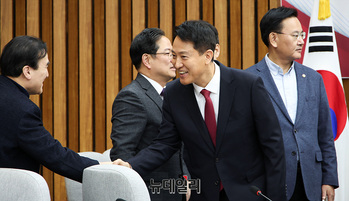 [포토] 인사나누는 오세훈 서울시장 