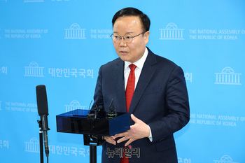 [포토] 질문에 답하는 김재원 국민의힘 최고위원