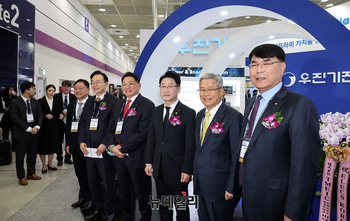 [포토] 전시장 참관하는 장창익 우진기전 대표